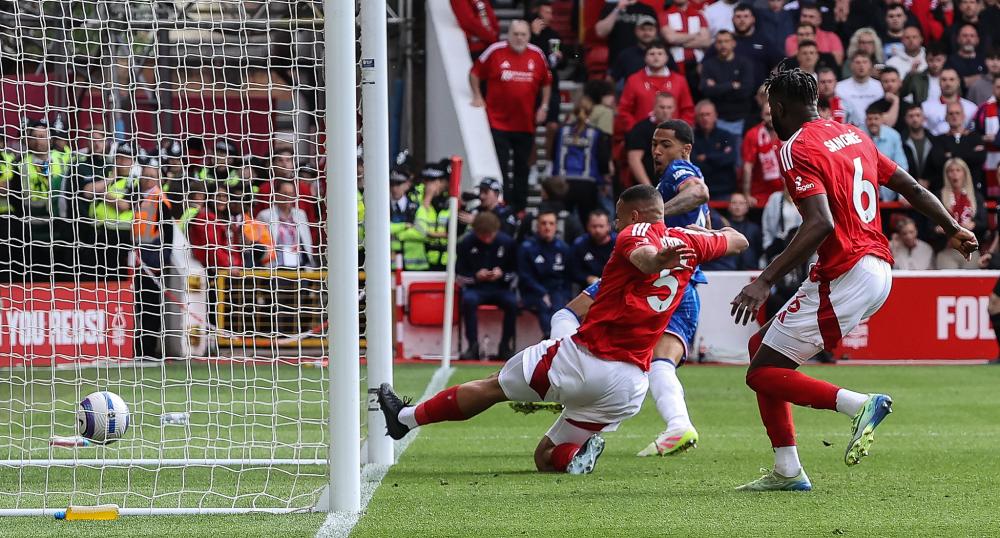 白衣下边是红衣，香港行期间一阿森纳球迷卧底在热刺球迷看台